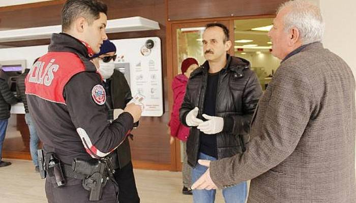 ÇANAKKALE'DE BANKALAR ÖNÜNDÜ KUYRUK OLUŞTU