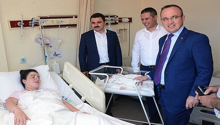 Turan’dan hastane ziyareti... Yıldız çiftini tebrik etti