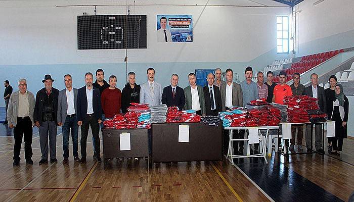 Çan'daki spor kulüplerine malzeme yardımı