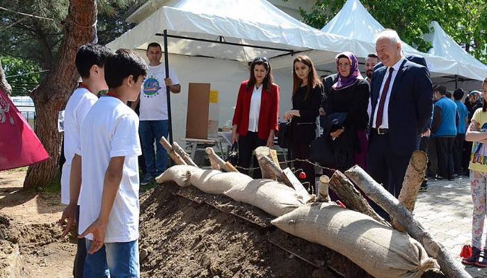 Lapseki’de TÜBİTAK 4006 Bilim Fuarı sergisi