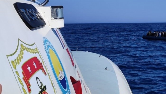 Motor arızası yapan botla sürüklenen 56 kaçak göçmen kurtarıldı