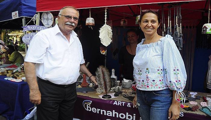 Gökhan, Sanat Sokakta etkinliğindeki stantları gezdi