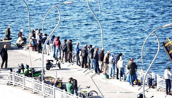 ÇANAKKALE'DE BALIK SEVDASI 'KORONAVİRÜS' DİNLEMEDİ