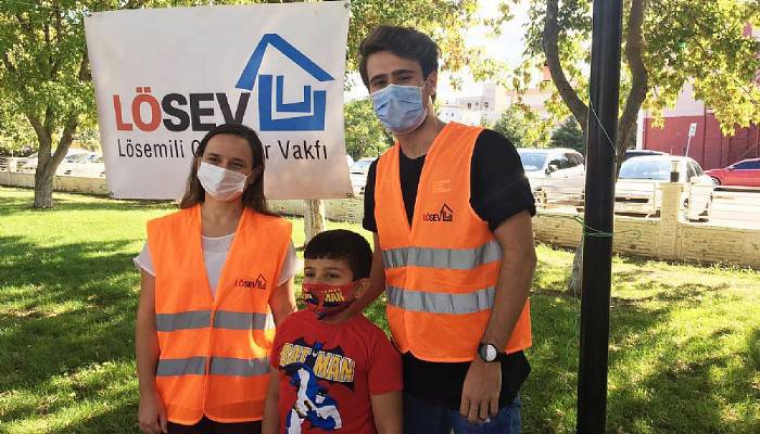 LÖSEV kanser hastalarına et dağıttı