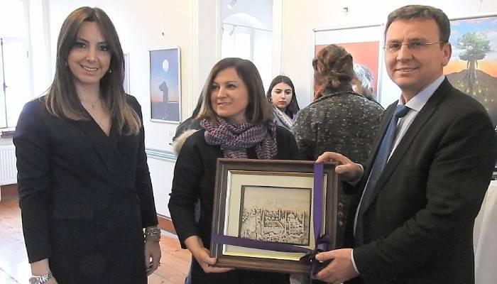 ‘Oğuz Gülmez Kırmızı Sergisi’ açıldı