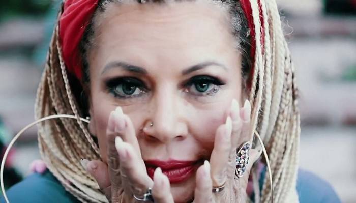 Ünlü oyuncu ‘Kahveler’ şarkısı ile müzik sektöründe yer aldı