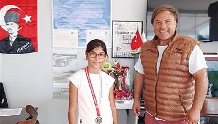 12 Yaş Tenis Turnuvası Şampiyonu Ayşe Ela Palat Oldu
