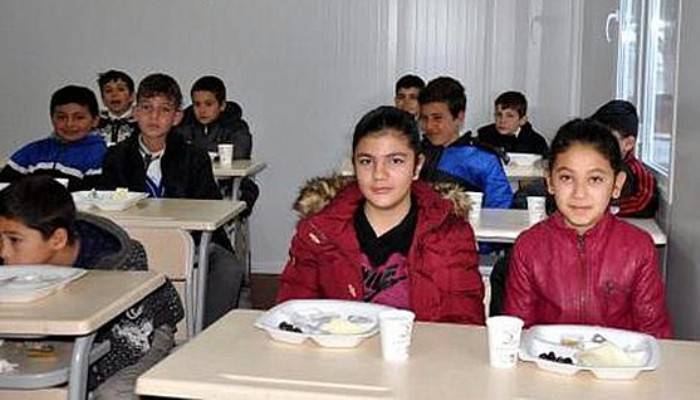 Depremzede öğrencilere Kızılay'dan kahvaltı