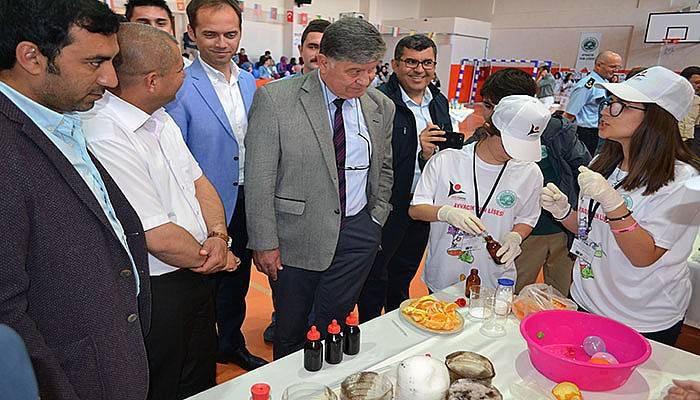 Başkan Şahin TÜBİTAK 4006 Bilim Fuar’ının açılışını yaptı