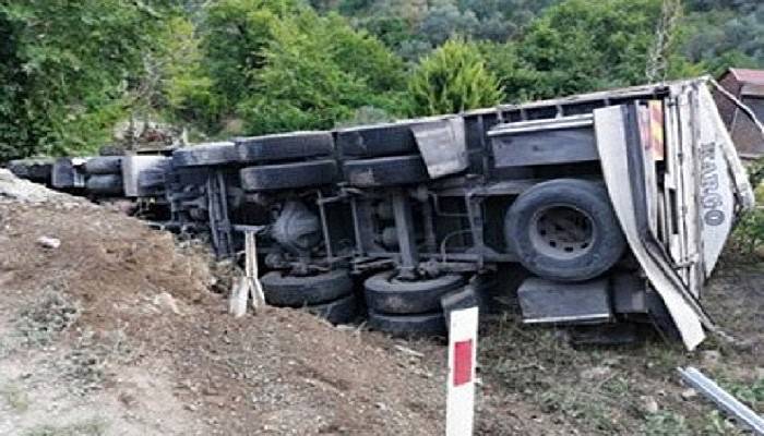 Tır, dere yatağına devrildi!