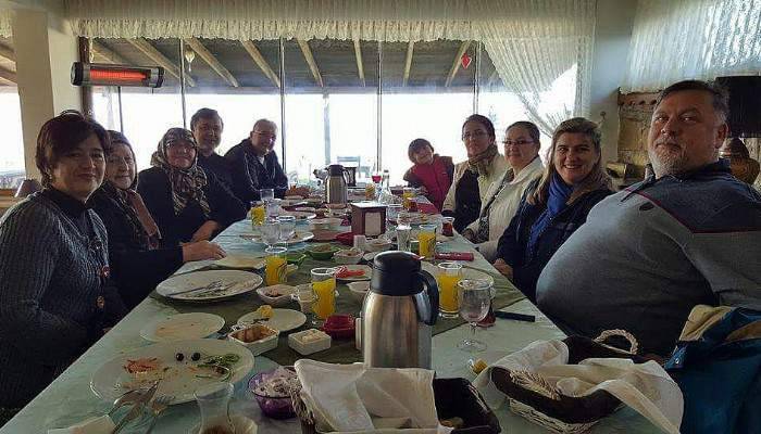 Kahvaltıda dostlarını ağırladı