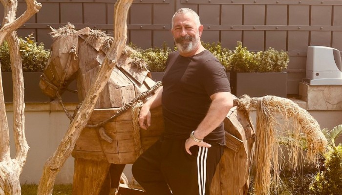 Cem Yılmaz’dan Truva Atı Göndermesi
