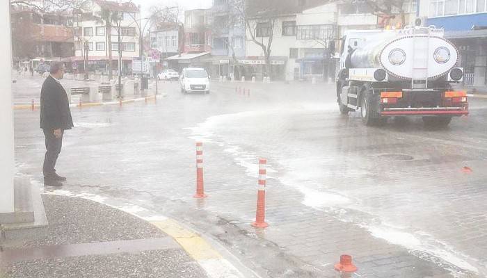 KARABİGA’DA CADDE VE KALDIRIMLAR KÖPÜKLÜ VE TAZYİKLİ SUYLA YIKANDI