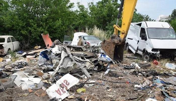 Park Halindeki Araçları Ezip, TIR'a Yükleyen 3 Kişi Yakalandı