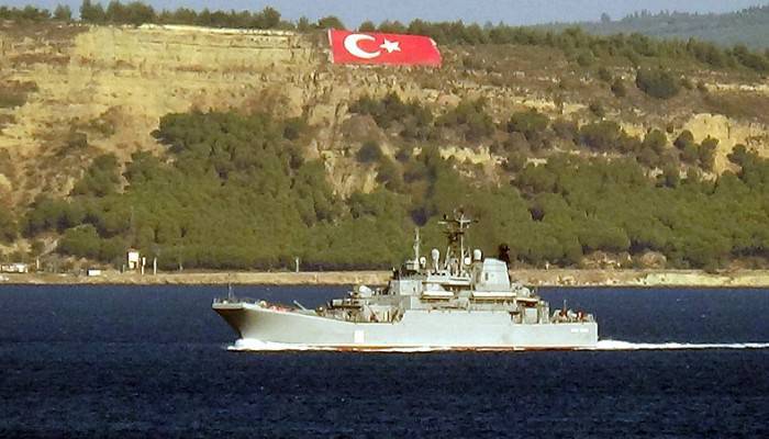 Rus savaş gemisi boğazdan geçti