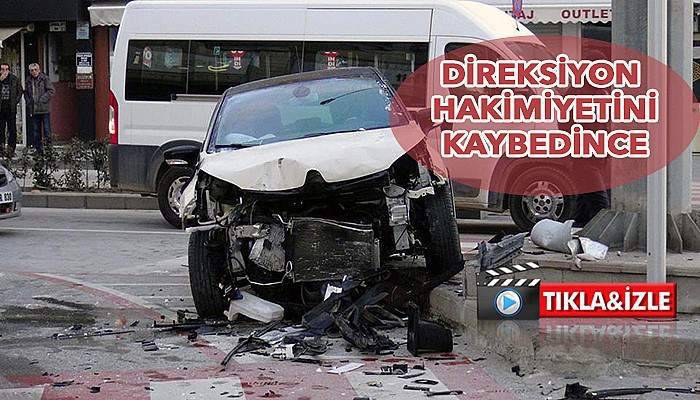 Trafik ışıklarına çarptı, refüje çıktı