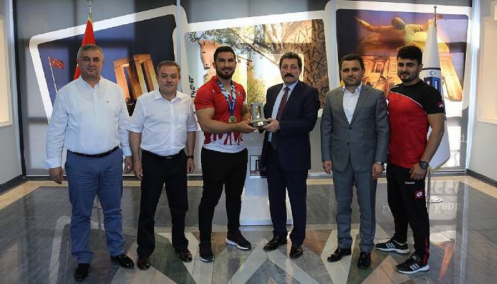 Vali Orhan Tavlı, Gençler Avrupa Serbest Güreş Şampiyonu Feyzullah Aktürk’ü Kabul Etti