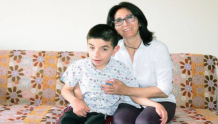 Engelli oğluna gözü gibi bakan anneden duygusal sözler