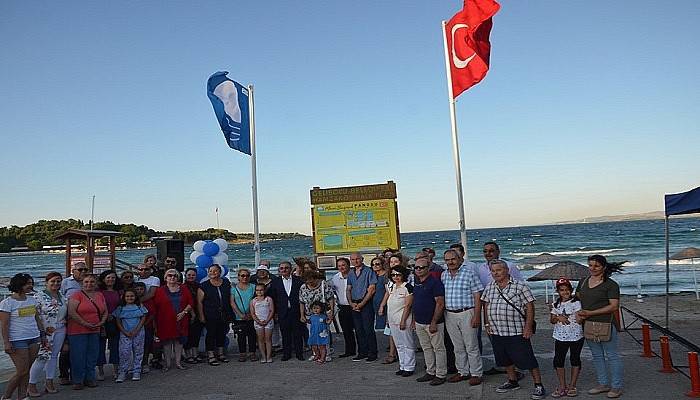 Hamzakoy Plajında mavi bayrak dalgalanmaya başladı