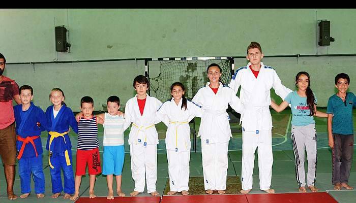 Lapsekili gençlerin judo başarısı