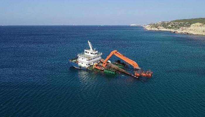 Bozcaada'da Yarı Batık Şekilde Karaya Oturan Gemi İçin Çalışmalar Başladı