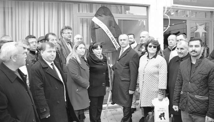 Anti demokratik uygulamaya siyah çelenk