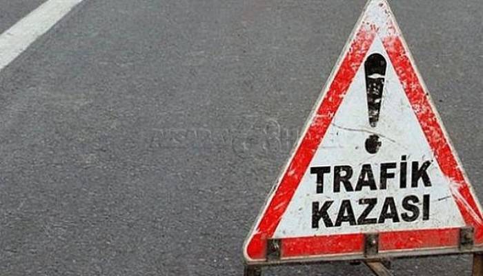 Motosiklet otomobile çarptı: 1 ölü 2 yaralı