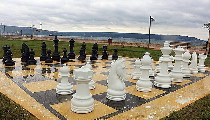 Kepez Park’a açık hava satranç takımı
