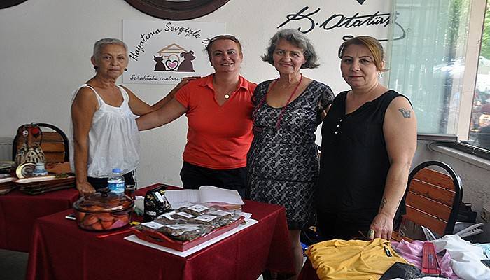 Sokak hayvanları için kermes düzenlediler