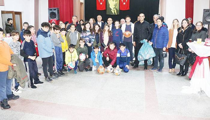 50 Okulla Top Dağıtıldı