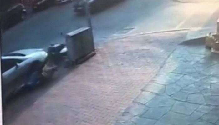 Motosikletin otomobile çarpma anı güvenlik kamerasına yansıdı