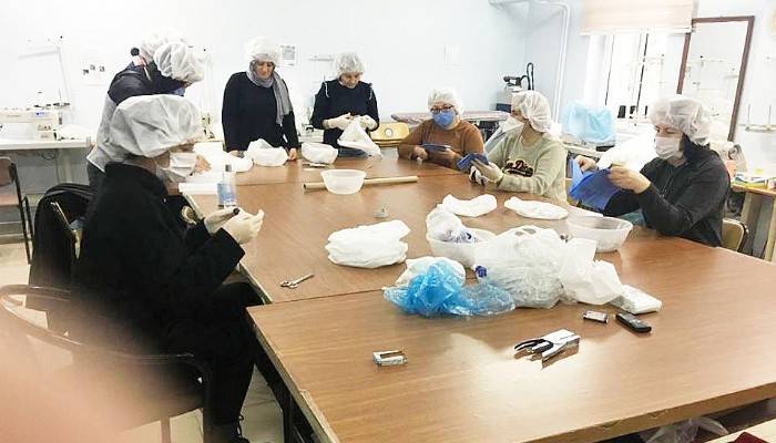 BİGA HALK EĞİTİM MERKEZİ, TEK KULLANIMLIK MASKE VE KORUYUCU KIYAFET ÜRETİYOR