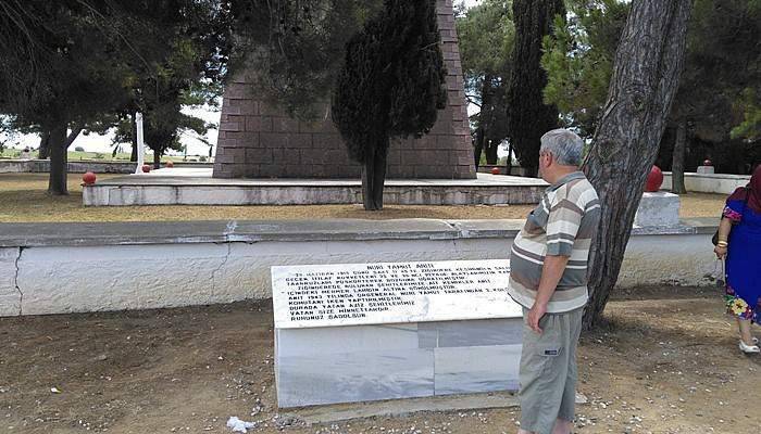 Nuri Yamut Anıtı dökülüyor