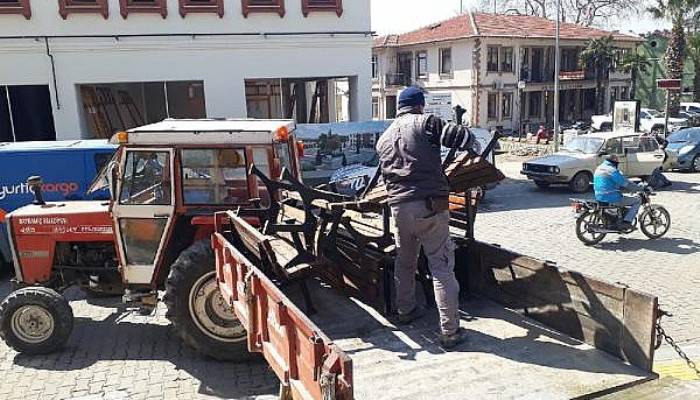 BAYRAMİÇ'TE BELEDİYE EKİPLERİ BANKLARI TOPLADI