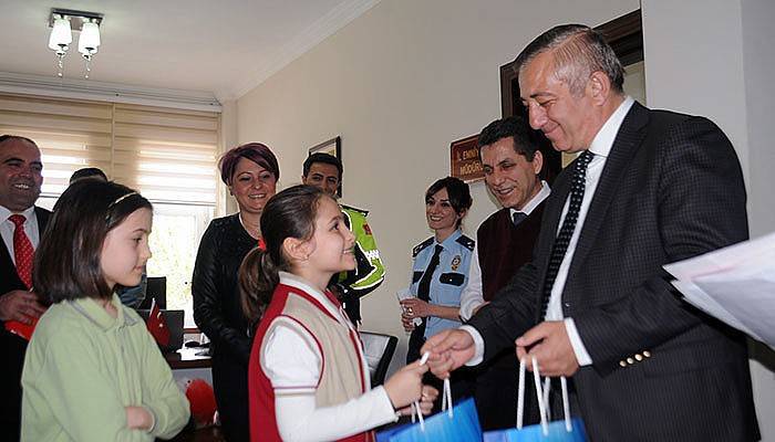 Öğrencilerden polislere anlamlı ziyaret