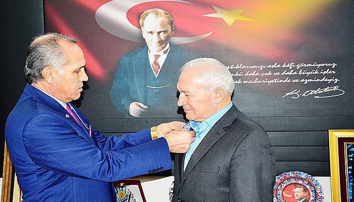 Başkan Yılmaz’a mavi rozet