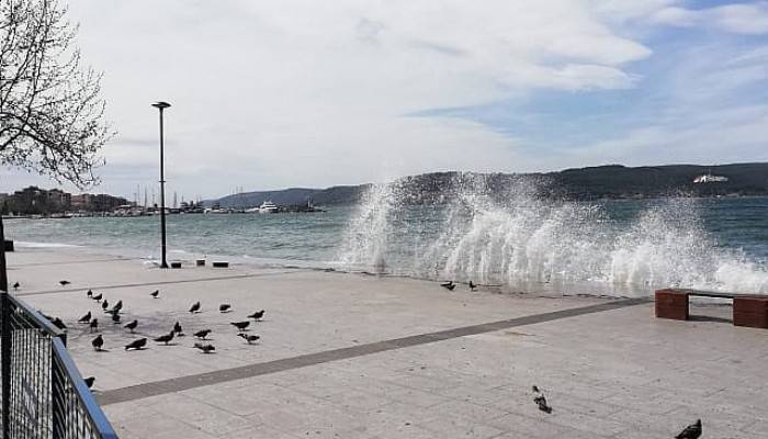 Kordonda dev dalgalar yükseldi
