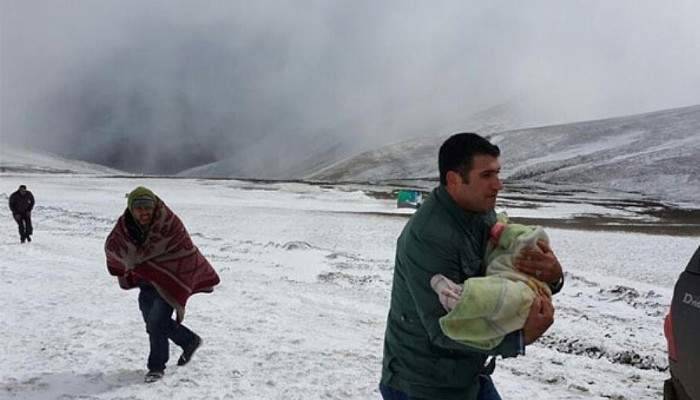 Yaylada mahsur kalan köylüleri, il özel idaresi ekipleri kurtardı
