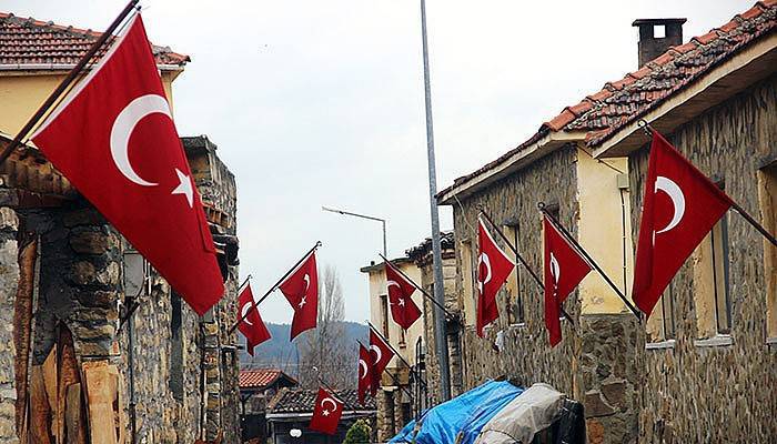 Çanakkale'nin bu köyünde 365 gün bayraklar dalgalanıyor (VİDEO)