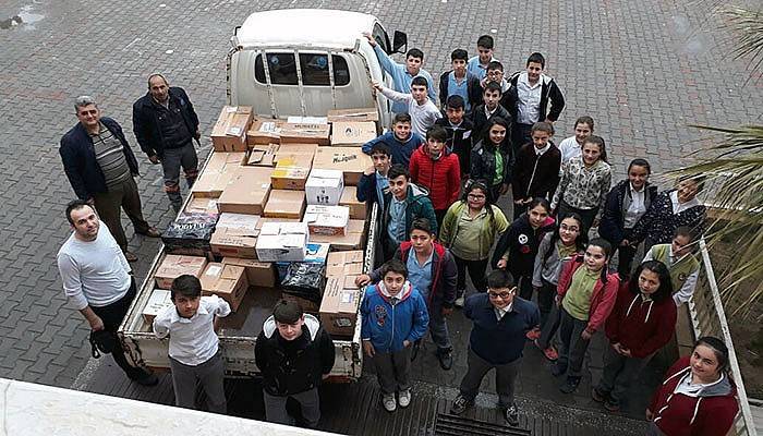 Minik eller mülteciler için yardım topladı