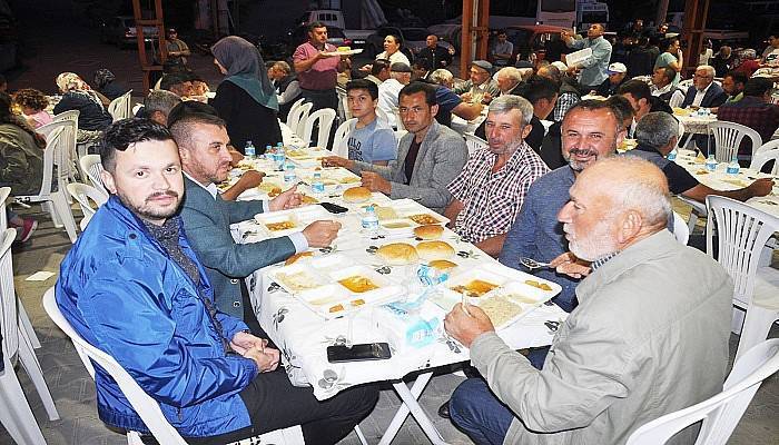 AK Parti Belde Teşkilatı oruçlarını Umurbeylilerle açtı