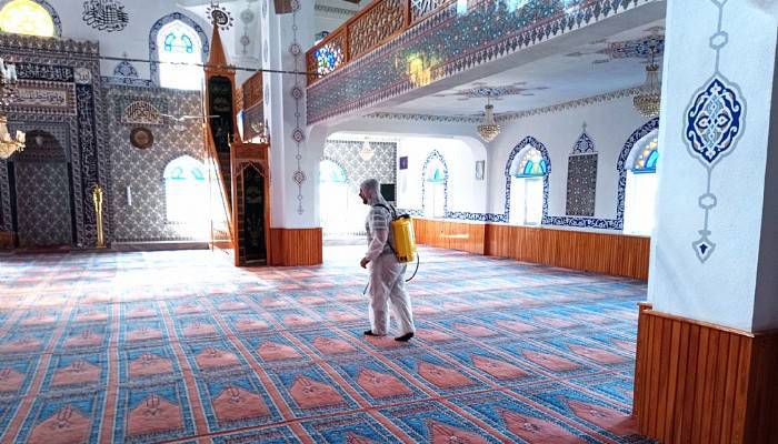 BİGA’DA CAMİLER DEZENFEKTE EDİLDİ