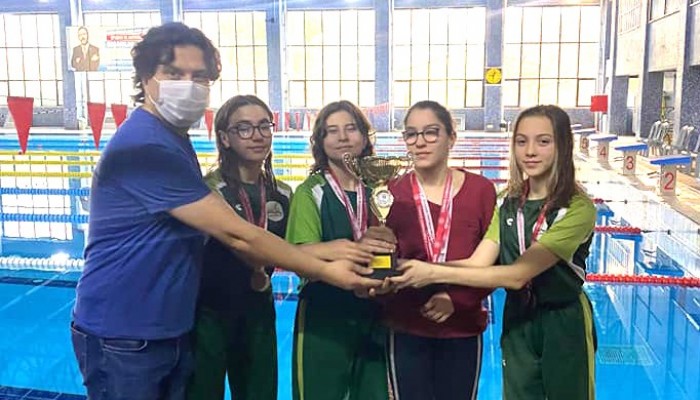 Okullar Arası Yüzme Yarışmalarında Cevatpaşa Ortaokulu birinci oldu