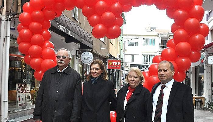 Sevgililer gününü sokakta kutladılar