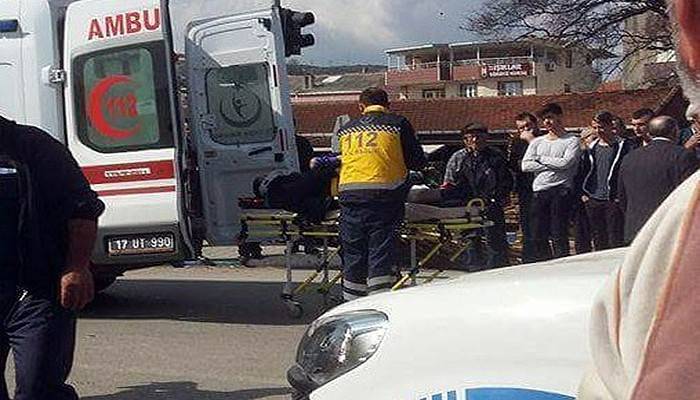 Otomobil ile motosiklet çarpıştı
