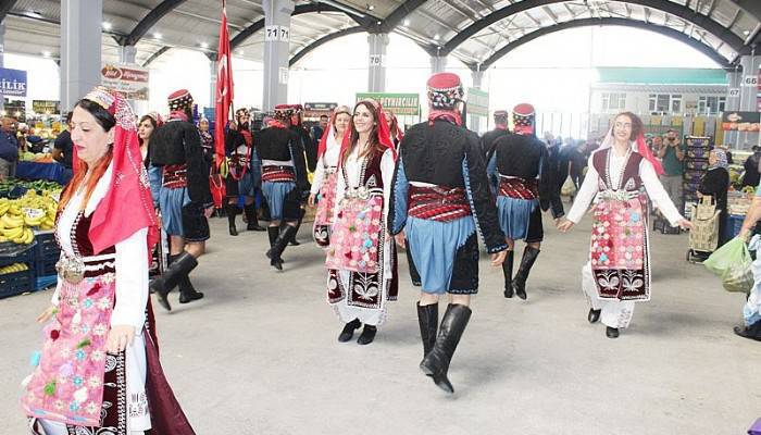 BİGA BELEDİYESİ HALK OYUNLARI EKİBİNDEN 97. YILA ÖZEL GÖSTERİ