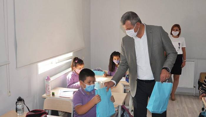 AHMET ELBİ’DEN MİNİK ÖĞRENCİLERE ZİYARET