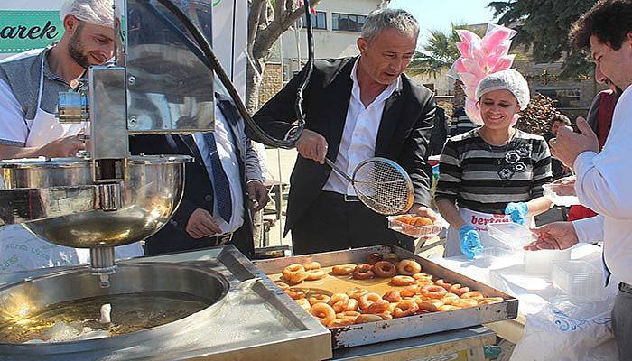 Başkan Çetin lokma dağıttı