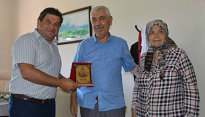 Hayırsever vatandaşa plaket