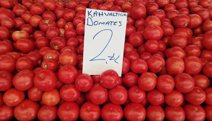 Domatesin kilosu 2 lira